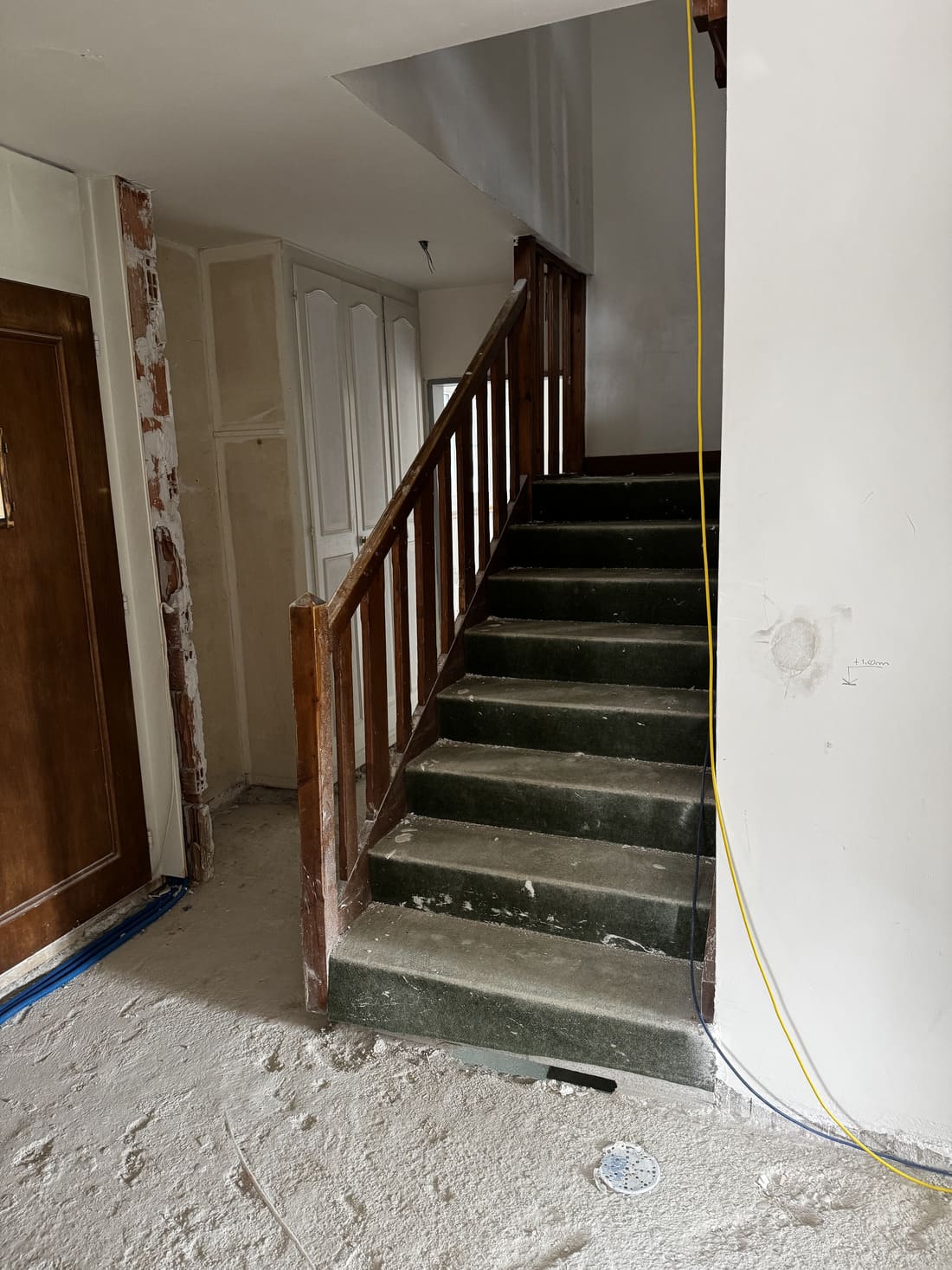 Avant — Entrée et escalier